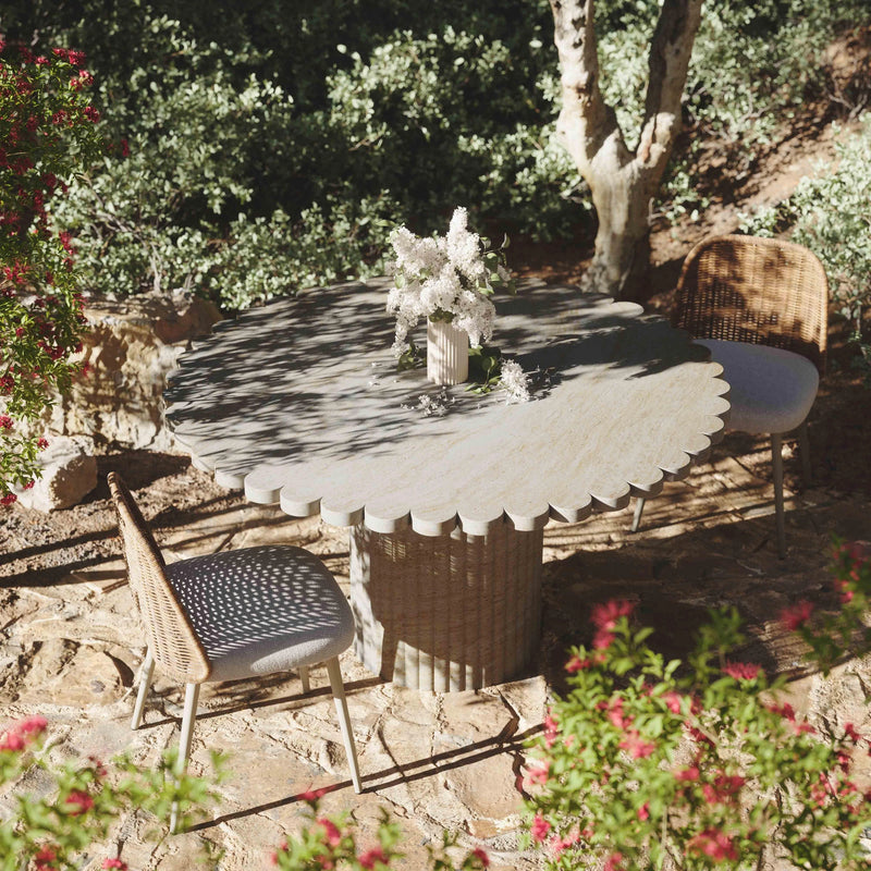 Mesa de comedor redonda Blossom de 54" para interiores/exteriores con acabado de travertino sintético lavado